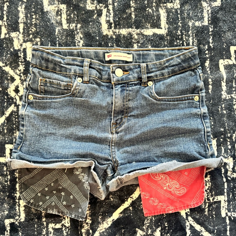 Girls Levi’s cropped Jean shorts with handkerchief pockets